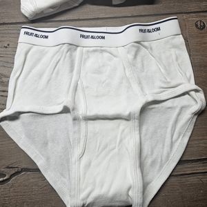 Fruit of the Loom  size 32-34 Medium.. 4 pair